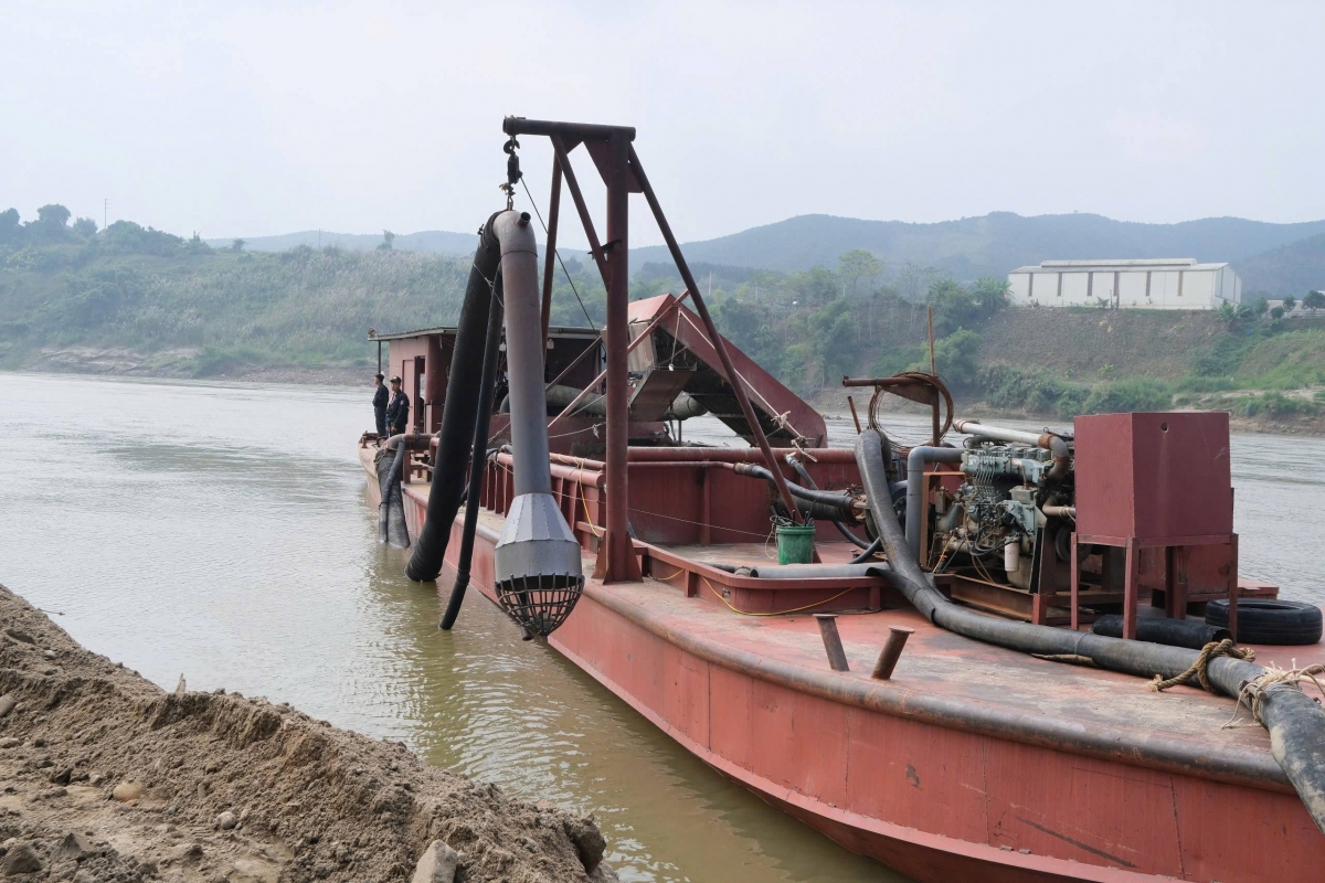 Một trong những phương tiện hút cát. (Ảnh: CACC)