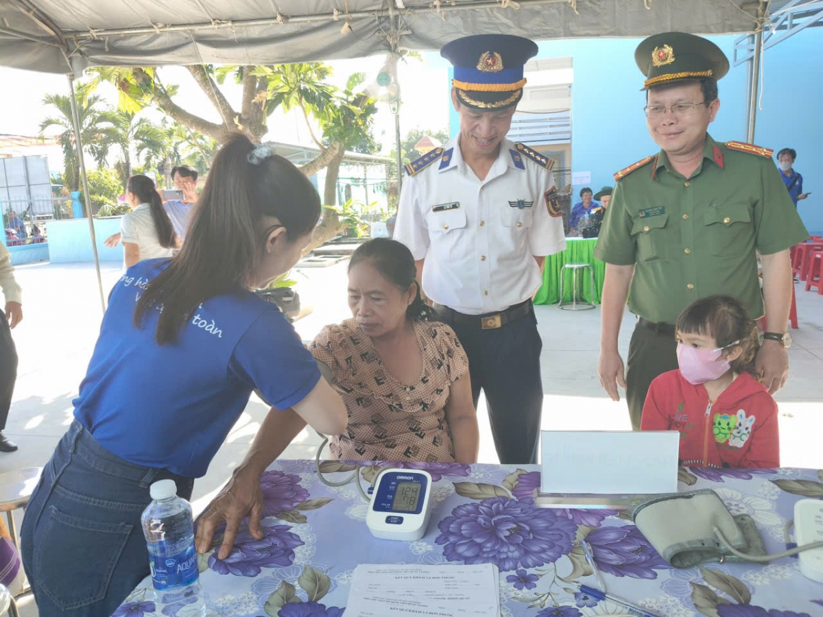 Hoạt động chăm sóc sức khỏe bà con ngư dân tại xã Gia Thuận