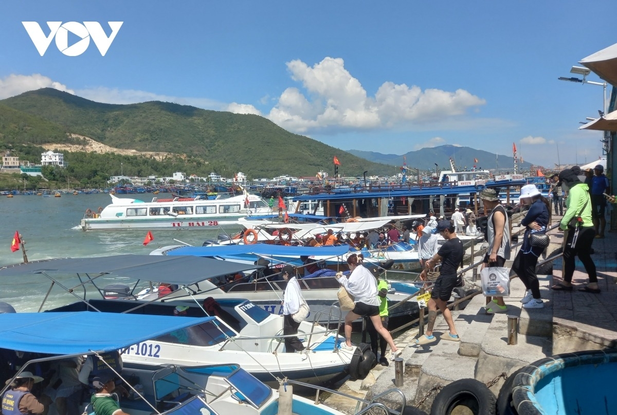 Du khách tham quan biển Khánh Hòa.