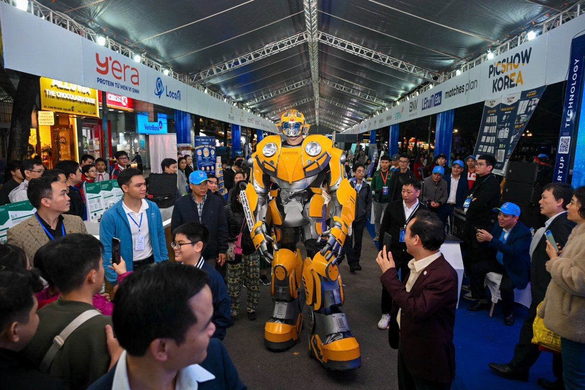 Khu vực trải nghiệm công nghệ tại Techfest 2025 được đặt ngay trên phố đi bộ Hồ Gươm, thu hút đông đảo lượt khách ghé thăm. Ảnh: Giang Huy