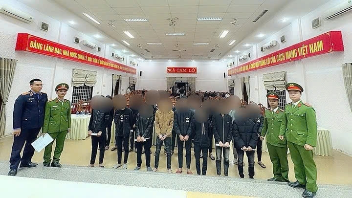 Nhóm thanh thiếu niên liên quan đến vụ án được công an đưa đến trụ sở để làm việc, lấy lời khai. (Ảnh: Công an Quảng Trị)