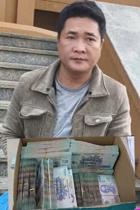 Đối tượng Trần Minh Vũ cùng tang vật.