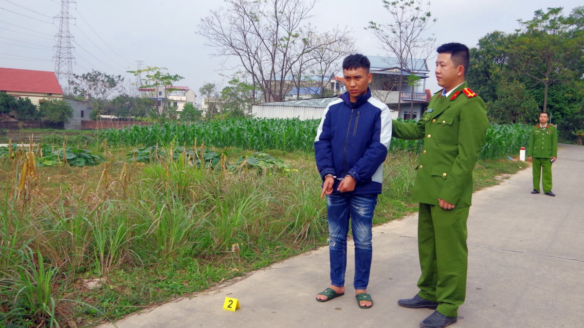 Cơ quan Công an thực nghiệm hiện trường vụ việc.