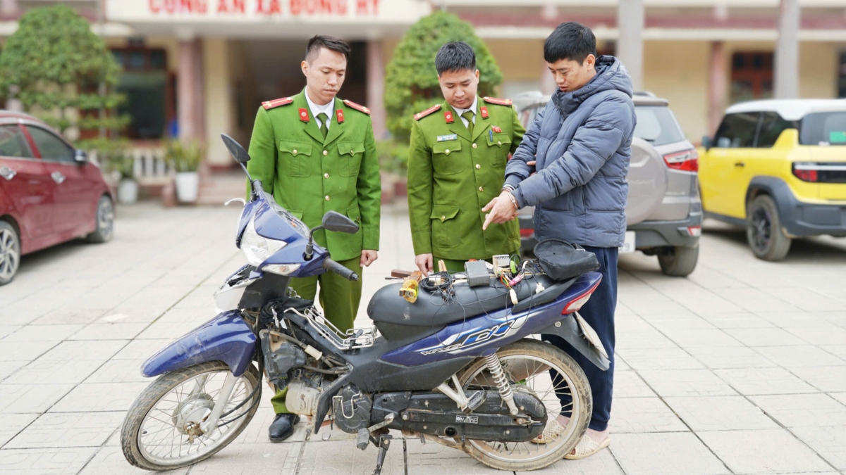 Đối tượng cùng tang vật tại cơ quan công an