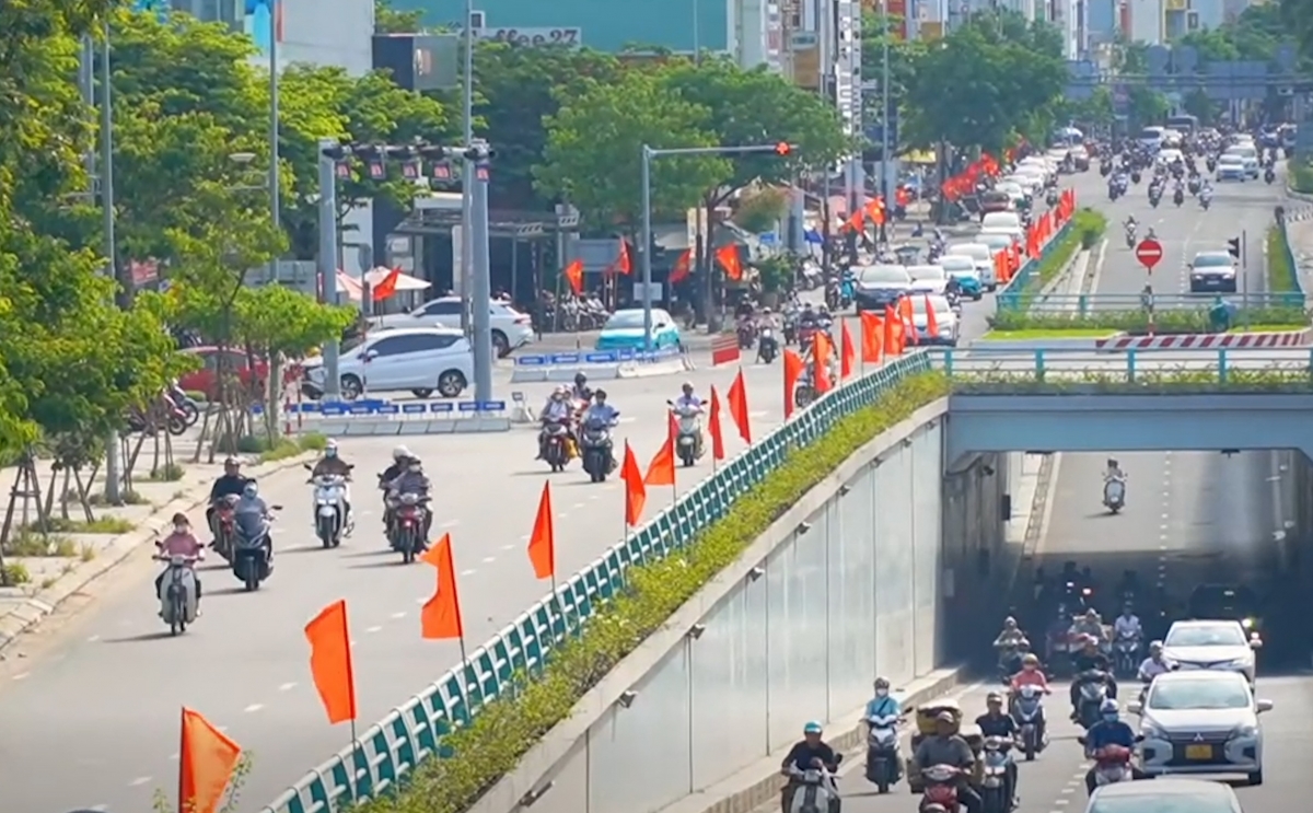 Không khí phấn khởi lan tỏa trên những con đường miền Trung trong những ngày diễn ra Đại hội.