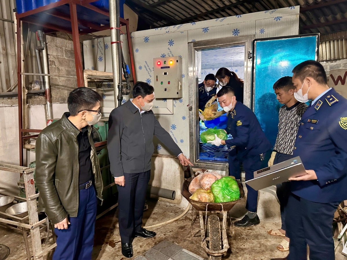 Lực lượng chức năng kiểm tra, phát hiện hơn 4,5 tấn thịt gà không rõ nguồn gốc, xuất xứ và không có dấu kiểm soát giết mổ...(Ảnh Chi cục QLTT Thái Nguyên cung cấp)