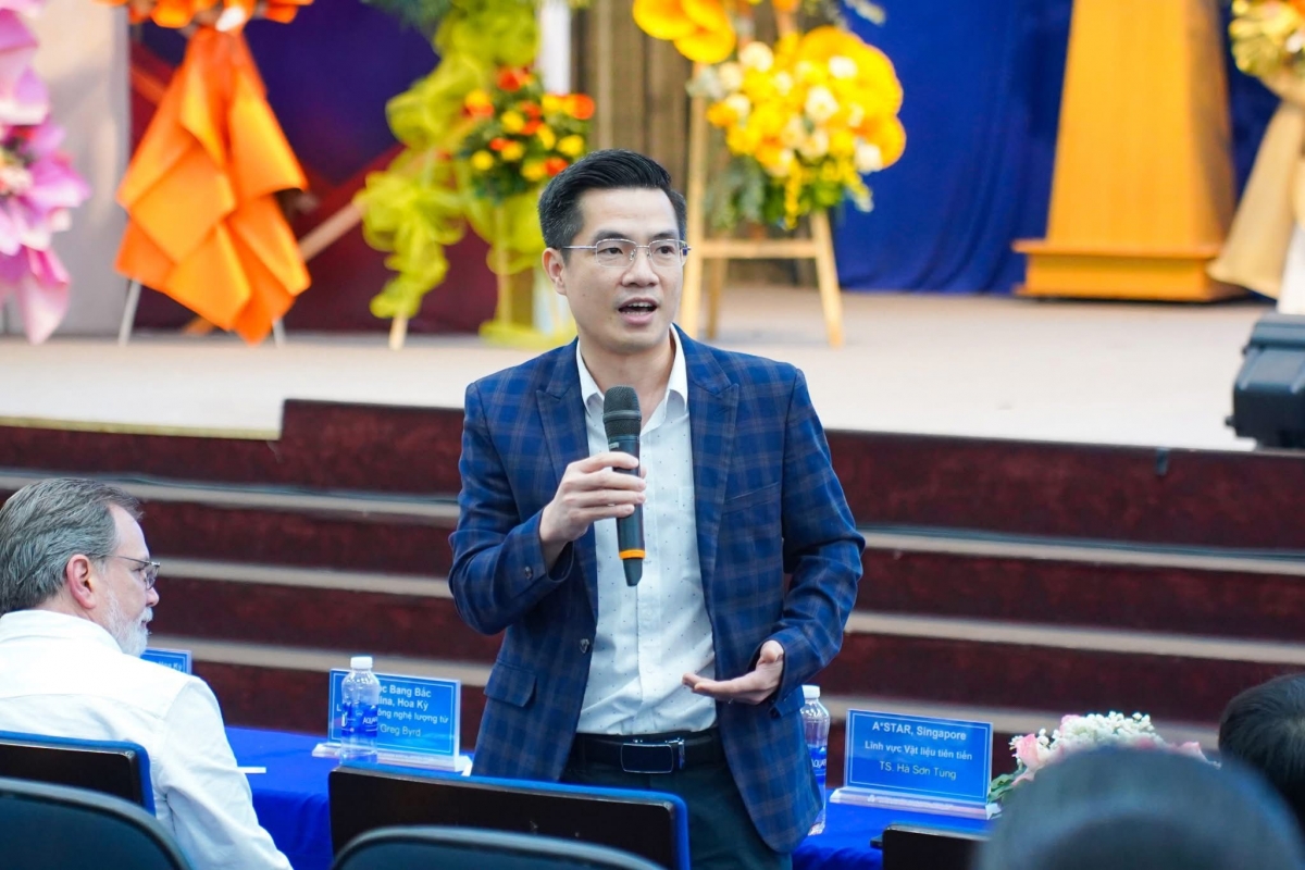 TS. Hà Sơn Tùng – Phó Trưởng Khoa Công nghệ Quang học tiên tiến thuộc Viện Hàn lâm Khoa học quốc gia Singapore (A*STAR)