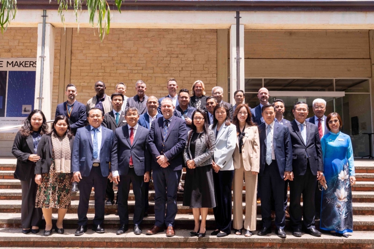 PGS.TS Dương Thị Hồng Liên (ngoài cùng bên phải) chụp ảnh cùng các đại biểu tham dự Diễn đàn Tây Úc - Việt Nam tháng 11/2025. Ảnh: NVCC