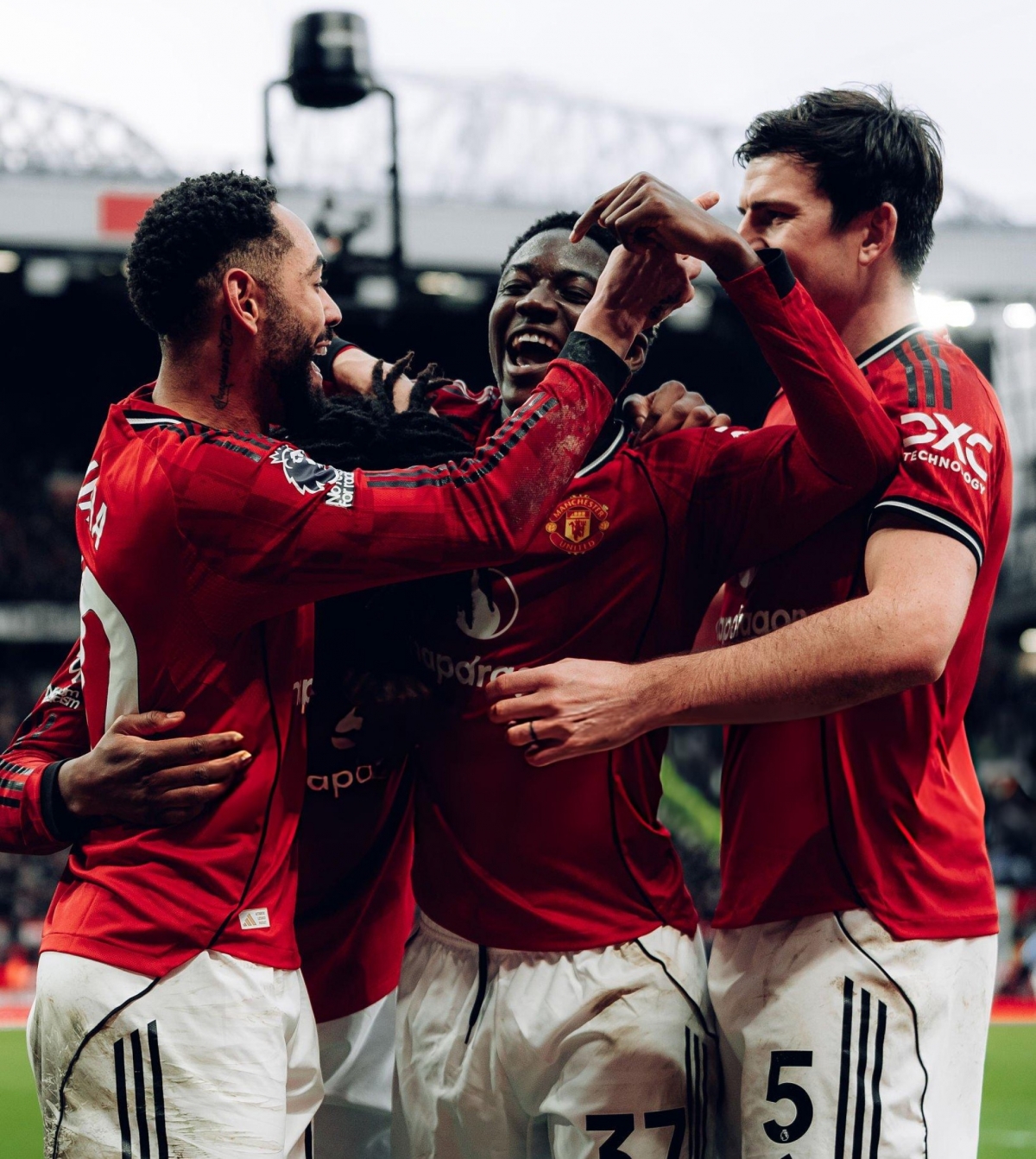 Niềm vui hiện rõ trên gương mặt Mainoo trong ngày anh lần đầu trở lại đội hình xuất phát tại Ngoại hạng Anh mùa 2025/2026.