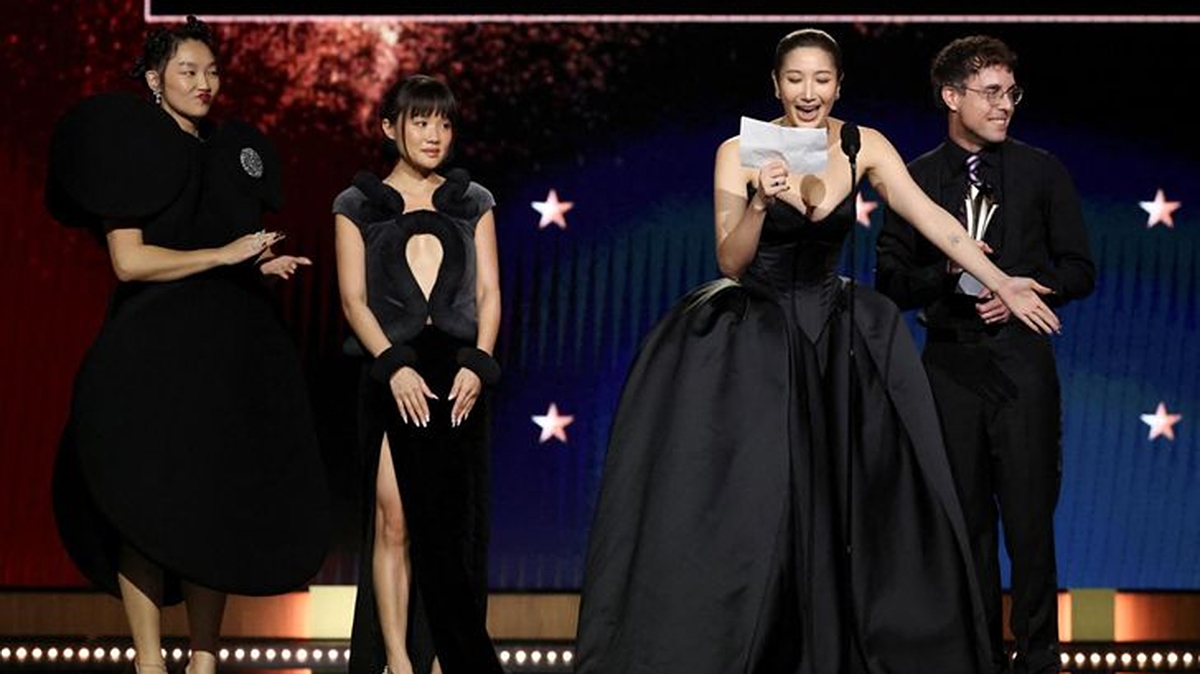 Ejae và Mark Sonnenblick nhận giải Bài hát hay nhất cho ca khúc “Golden” trong phim “KPop Demon Hunters” tại Lễ trao giải Critics Choice Awards 31. (Ảnh: Reuters/Yonhap)