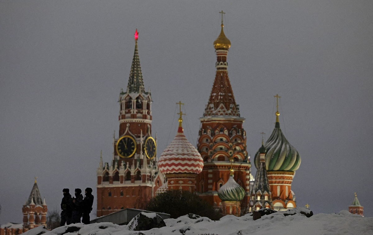 Lực lượng thực thi pháp luật đứng gác gần tháp Spasskaya của Điện Kremlin và Nhà thờ Thánh Basil trong lễ mừng Năm mới tại trung tâm Moscow, Nga, ngày 31/12/2025. Ảnh: Reuters.