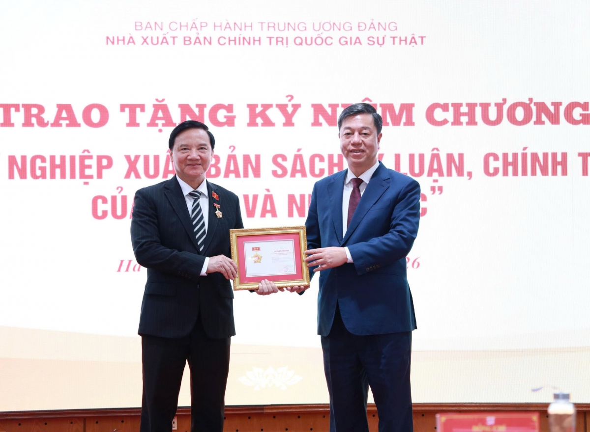Giám đốc, Tổng Biên tập Nhà xuất bản Chính trị quốc gia Sự thật, PGS.TS. Vũ Trọng Lâm trao Kỷ niệm chương “Vì sự nghiệp xuất bản sách lý luận, chính trị của Đảng và Nhà nước” tặng Phó Chủ tịch Quốc hội Nguyễn Khắc Định