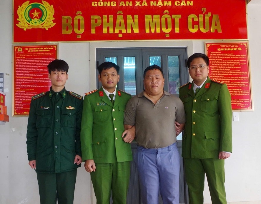 Đối tượng Lầu Bá Cải tại Cơ quan Công an. (Ảnh: Công an Nghệ An)