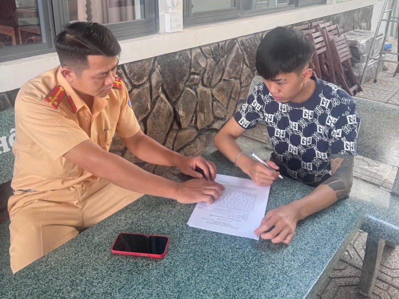 Lực lượng chức năng làm việc với những người liên quan