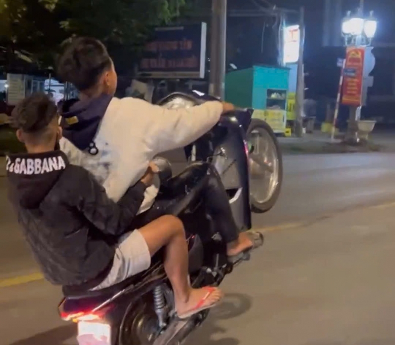 Thời điểm nhóm đối tượng tổ chức bốc đầu, đánh võng, rú ga gây náo loạn Quốc lộ 20