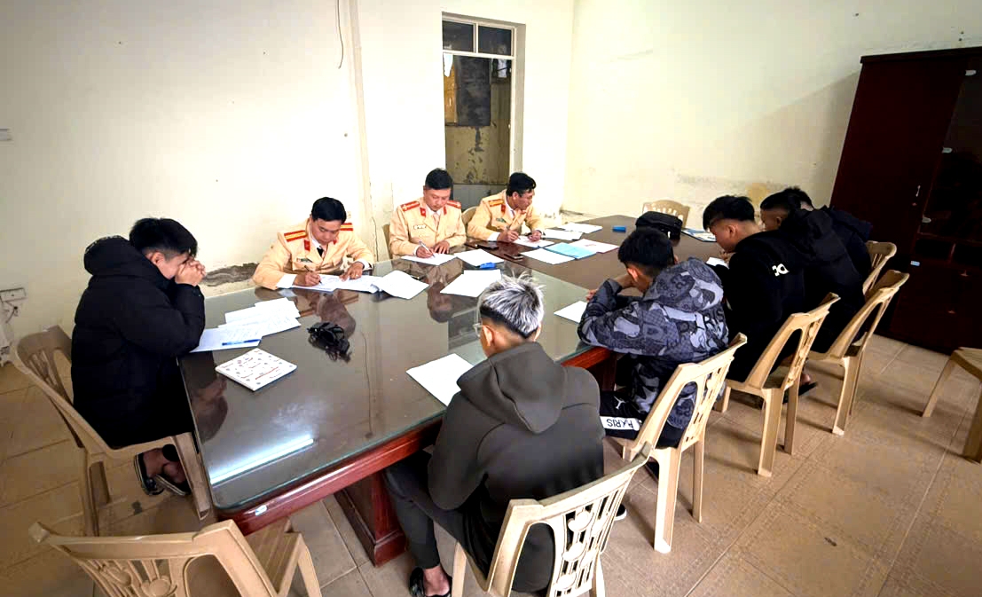 Lực lượng Công an đưa người điều khiển và phương tiện vi phạm về làm việc tại cơ quan Công an