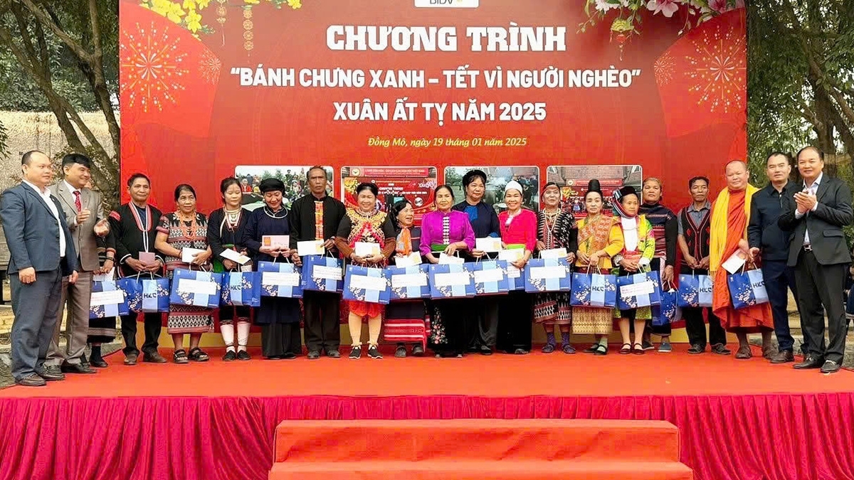 Ban Tổ chức trao quà tặng cho cộng đồng các dân tộc đang hoạt động tại Làng trong Chương trình "Bánh chưng xanh - Tết vì người nghèo" năm 2025. (Ảnh: Làng VHDLCDTVN)