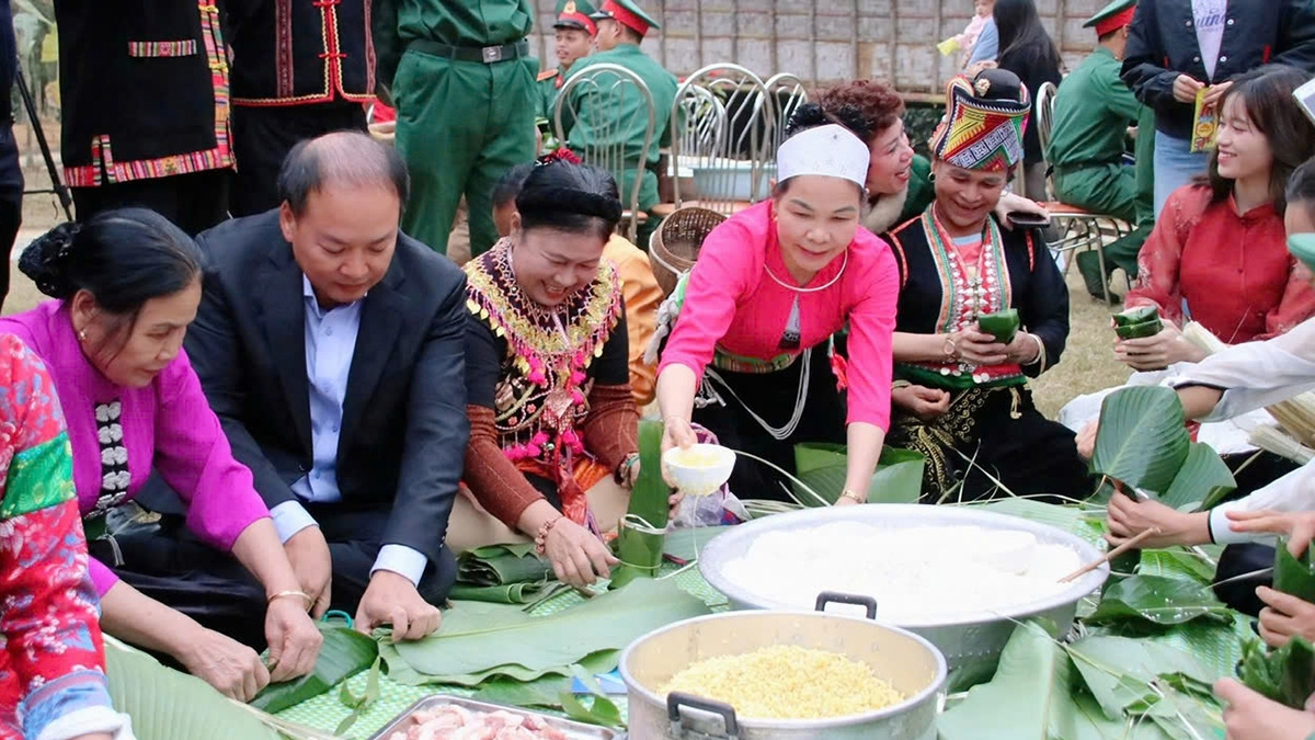 Cộng đồng các dân tộc sinh hoạt thường xuyên tại Làng tham gia gói bánh chưng trong chương trình "Bánh chưng xanh - Tết vì người nghèo" năm 2025. (Ảnh: Làng VHDLCDTVN)