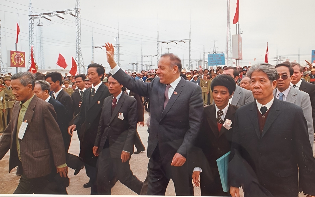 Lãnh tụ Azerbaijan, Heydar Aliyev (người giơ tay) thăm Việt Nam năm 1983. Đồng chí Đỗ Mười (hàng thứ nhất, bìa phải) đứng gần ông Aliyev (ảnh do Đại sứ quán Azerbaijan tại Việt Nam cung cấp).
