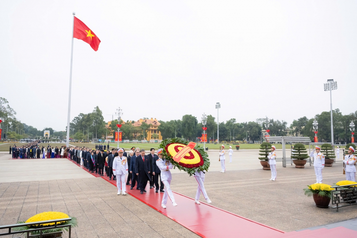 Sáng 6/1, Đoàn đại biểu lãnh đạo Đảng, Nhà nước và đại diện các thế hệ đại biểu Quốc hội các nhiệm kỳ dự Lễ kỷ niệm 80 năm ngày Tổng tuyển cử đầu tiên đã vào Lăng viếng Chủ tịch Hồ Chí Minh và Đặt vòng hoa tại Đài tưởng niệm các Anh hùng liệt sĩ tại đường Bắc Sơn.