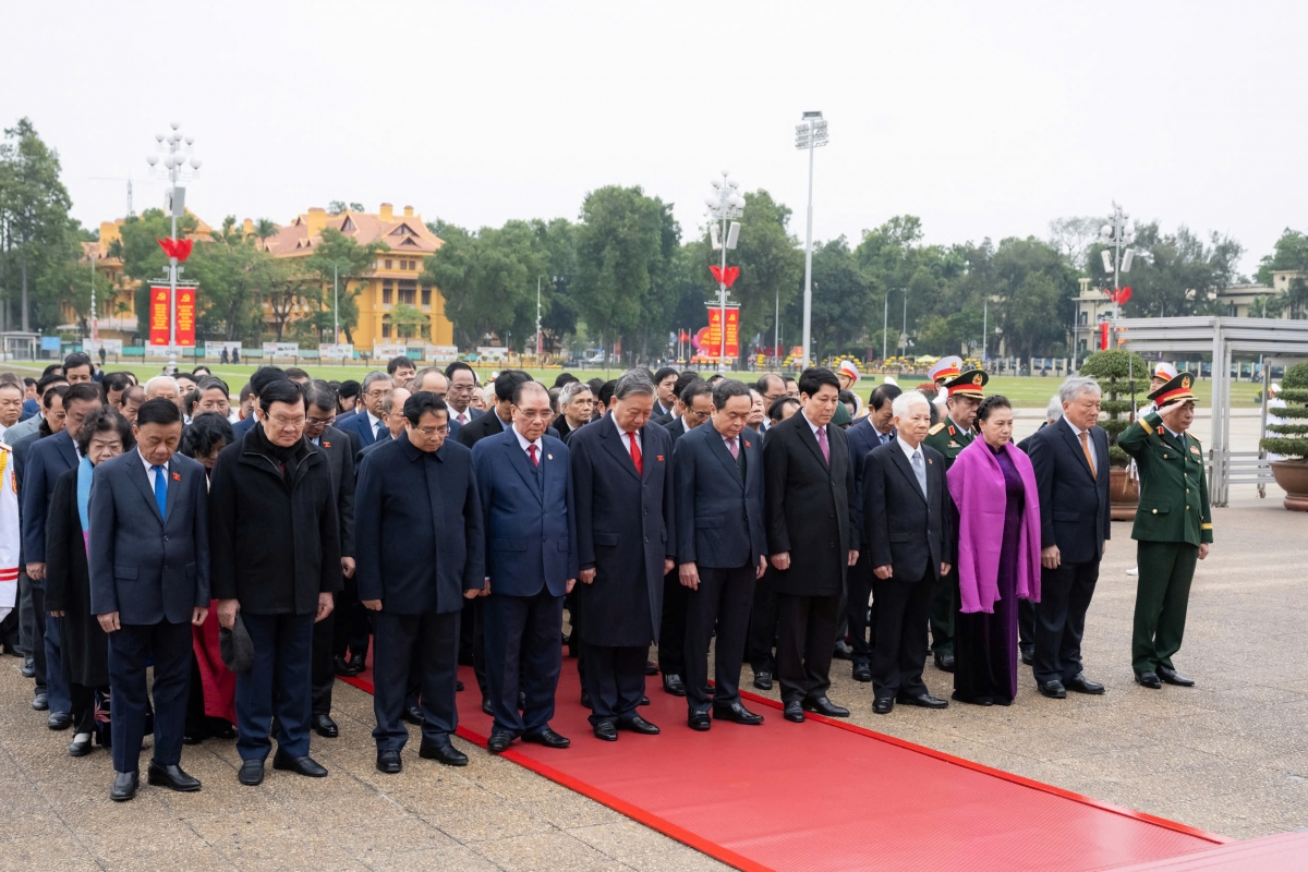 Dự Lễ viếng có: Tổng Bí thư Tô Lâm; nguyên Tổng Bí thư Nông Đức Mạnh; Chủ tịch nước Lương Cường; nguyên Chủ tịch nước Trương Tấn Sang; Thủ tướng Chính phủ Phạm Minh Chính; Chủ tịch Quốc hội Trần Thanh Mẫn; Các nguyên Chủ tịch Quốc hội: Nguyễn Văn An, Nguyễn Thị Kim Ngân; Ủy viên Bộ Chính trị, Thường trực Ban Bí thư Trần Cẩm Tú; các Ủy viên Bộ Chính trị, Bí thư Trung ương Đảng; cùng đại diện các thế hệ đại biểu Quốc hội các nhiệm kỳ.