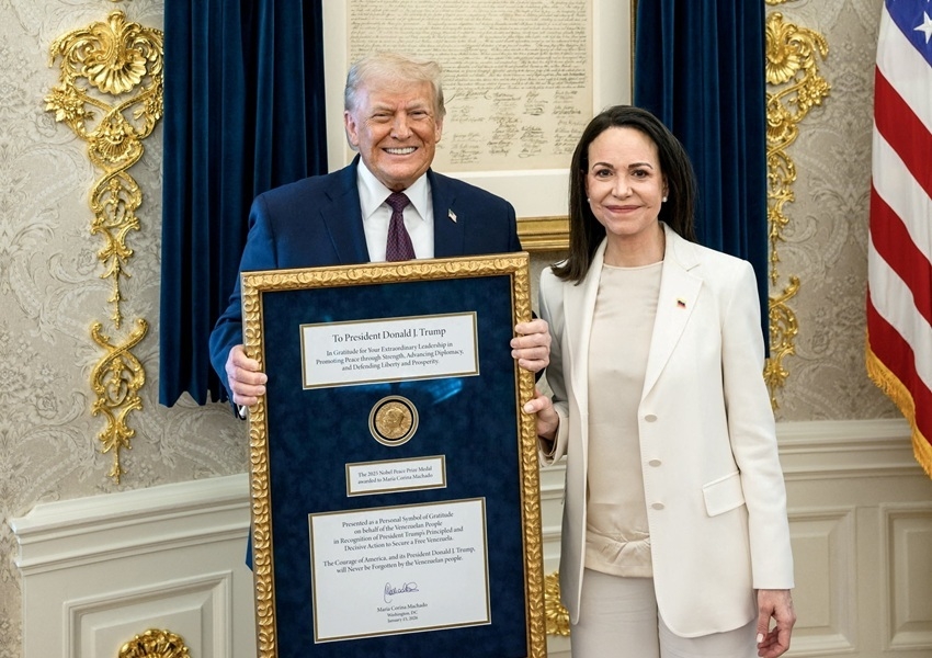 Lãnh đạo phe đối lập Venezuela Maria Corina Machado đã trao tặng Tổng thống Trump giải Nobel Hòa bình, tại Washington. Ảnh: Reuters