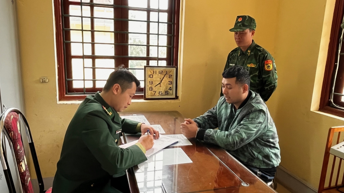 Cơ quan điều tra làm việc với đối tượng Bùi Đức Tùng.