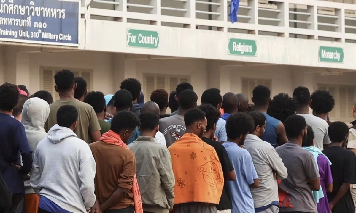 Cảnh sát Thái Lan và Campuchia đột kích, giải cứu 215 người nước ngoài ở tỉnh Tak, Thái Lan ngày 19/2/2025. Ảnh: Reuters