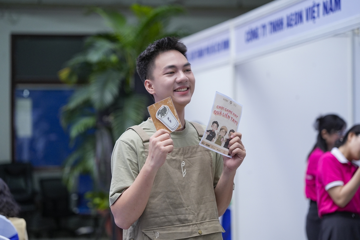 Sinh viên hào hứng tìm kiếm việc làm thời vụ dịp giáp Tết