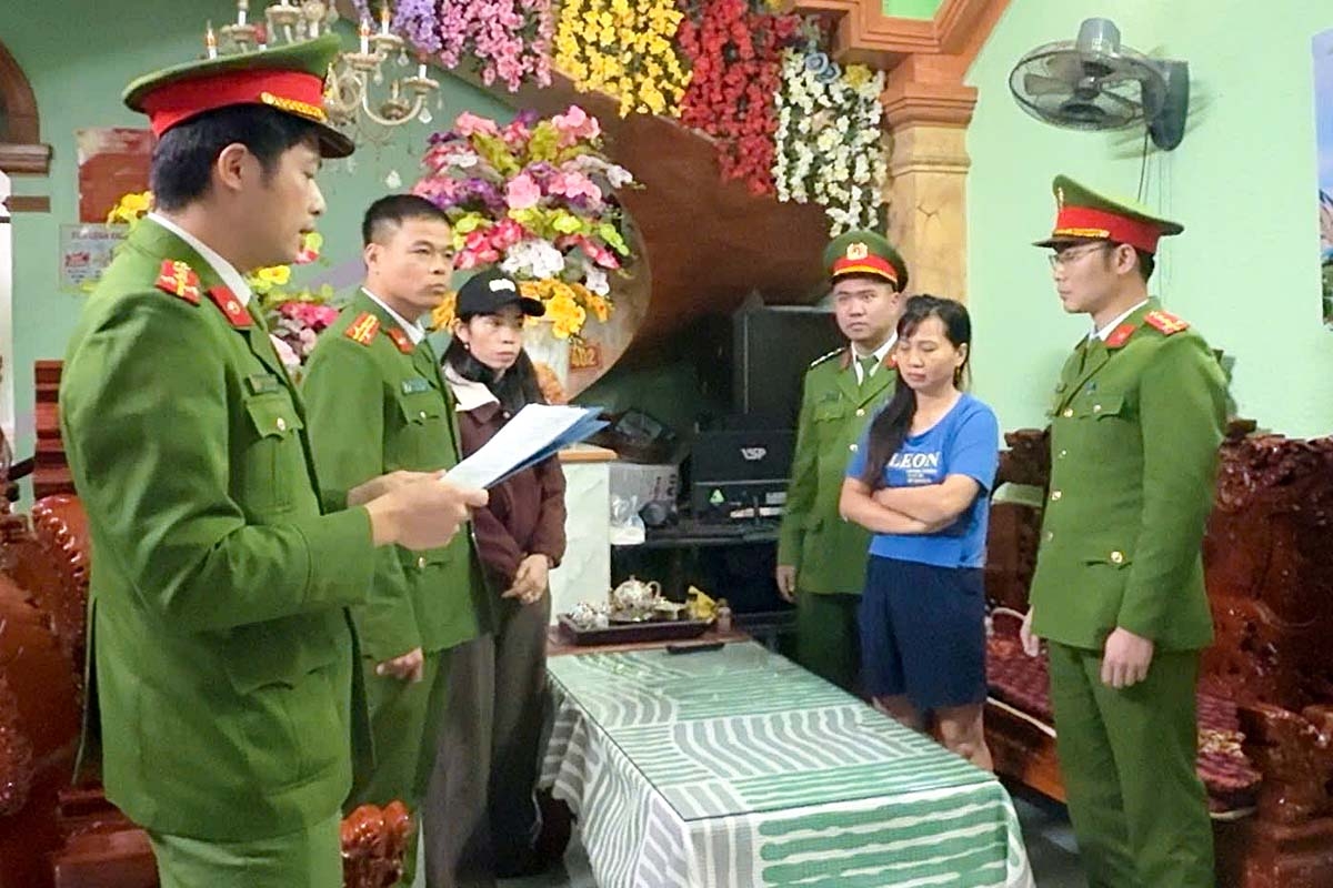 Cơ quan công an đọc lệnh khởi tố, bắt tạm giam đối tượng Nguyễn Thị Nga tại nhà riêng. (Ảnh: Công an tỉnh Lai Châu)