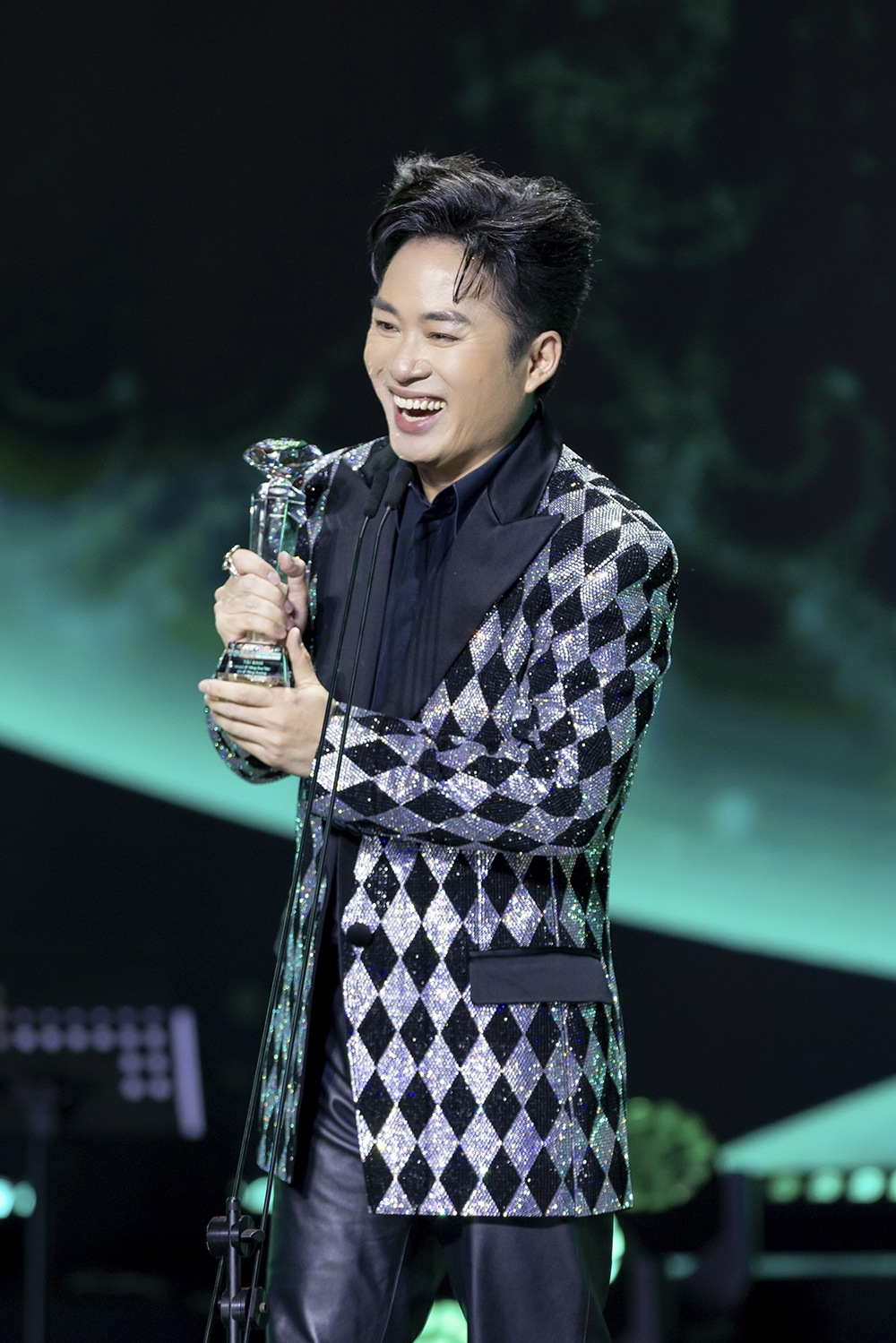 Tùng Dương được xướng tên trong Top 10 ca khúc được yêu thích nhất với “Tái sinh”