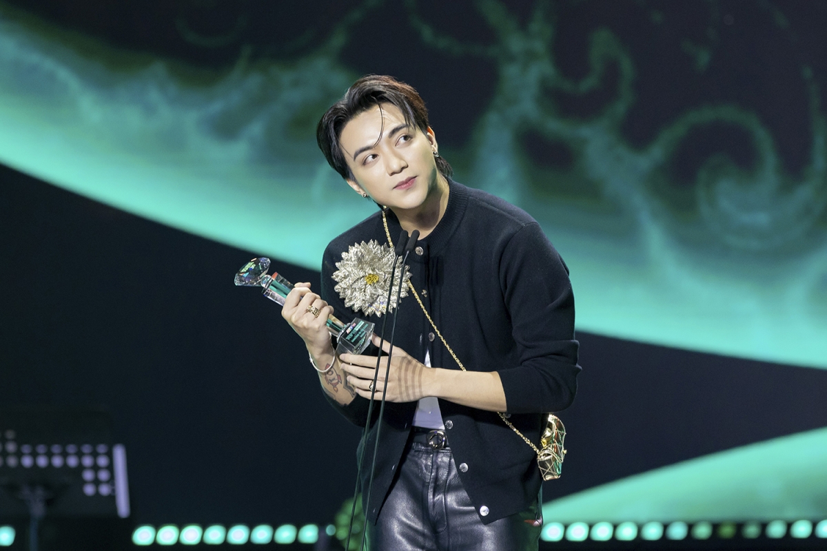 Ở hạng mục Nam ca sĩ/rapper của năm, SOOBIN giành chiến thắng với 63,5% bình chọn.