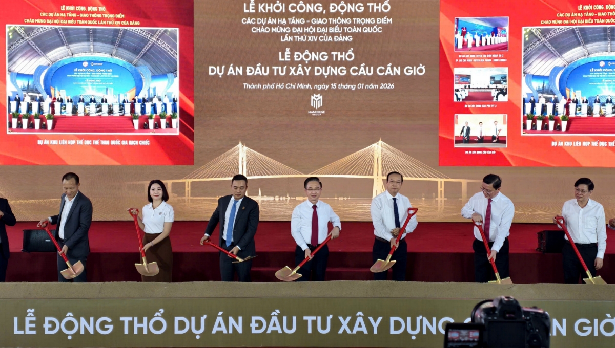 Phó Bí thư Thành uỷ TP.HCM Đặng Minh Thông và các đại biểu thực hiện Nghi thức khởi công tại dự án cầu Cần Giờ