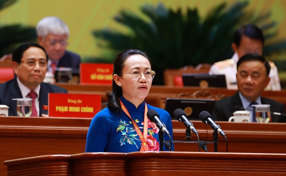 Bà Lê Ngọc Hân - Tỉnh ủy viên, Bí thư Đảng ủy, Chủ tịch Hội đồng nhân dân Đặc khu Cô Tô, tỉnh Quảng Ninh -trình bày tham luận tại Đại hội Đại biểu toàn quốc lần thứ XIV của Đảng. Ảnh: TTXVN