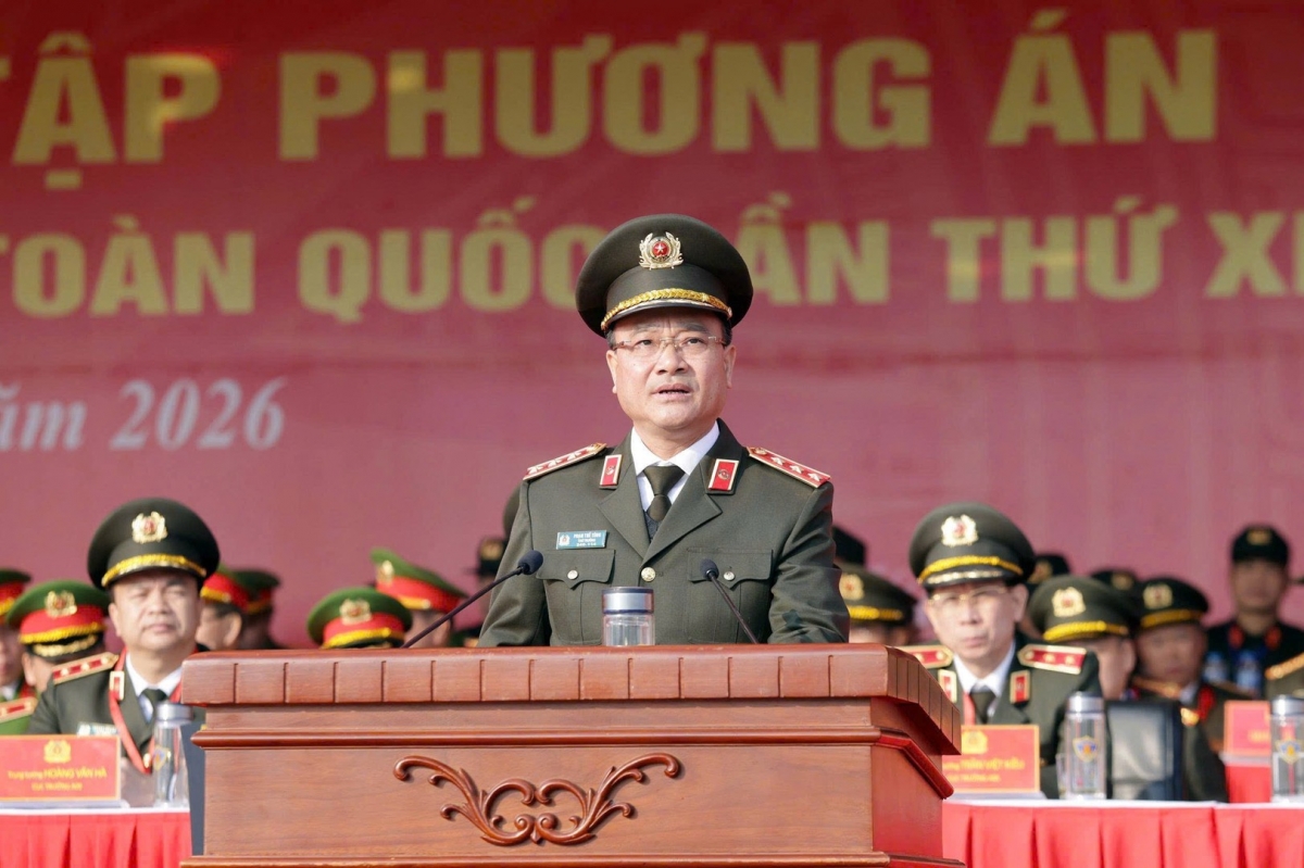 Thứ trưởng Phạm Thế Tùng phát lệnh xuất quân đảm bảo ANTT Đại hội XIV của Đảng. Ảnh: Bộ Công an cung cấp.