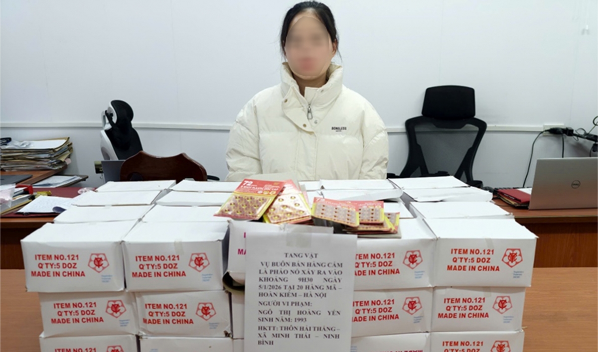 Đối tượng Ngô Thị Hoàng Yến cùng tang vật thu giữ tại cơ quan Công an