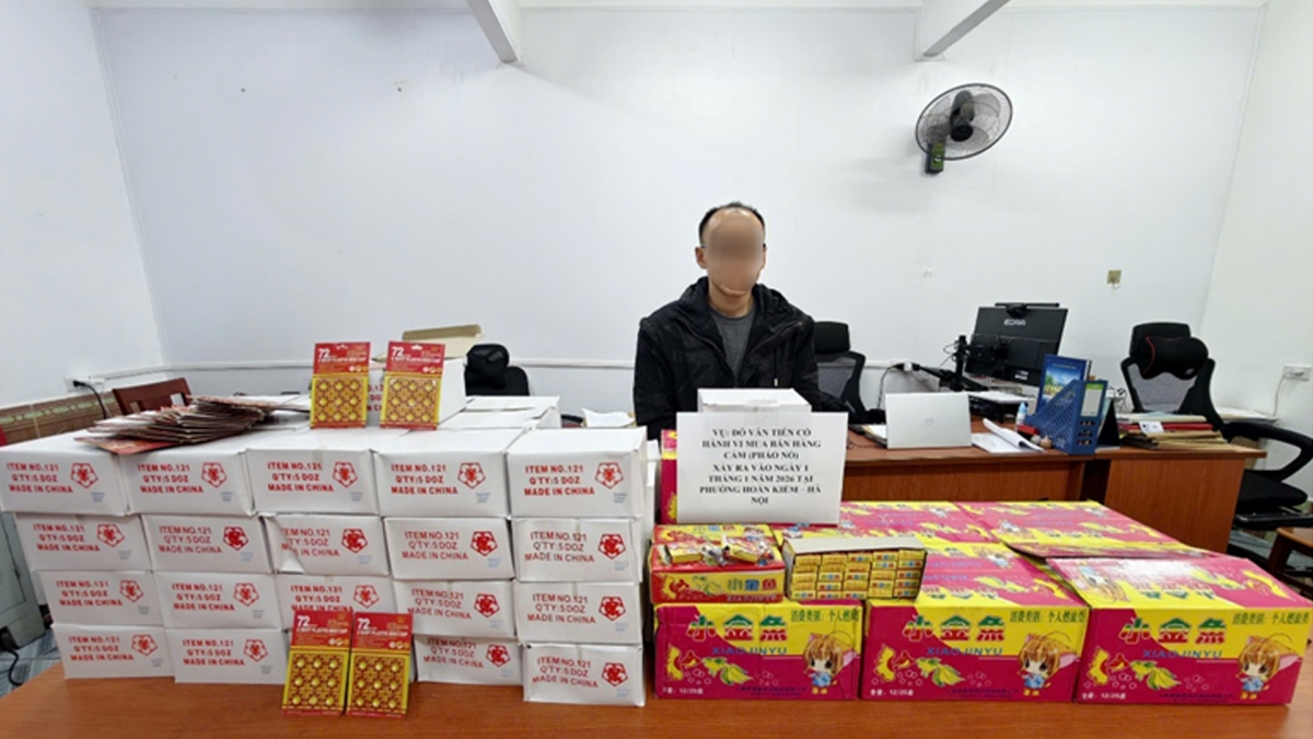 Đối tượng Đỗ Văn Tiến cùng tang vật thu giữ được tại cơ quan Công an