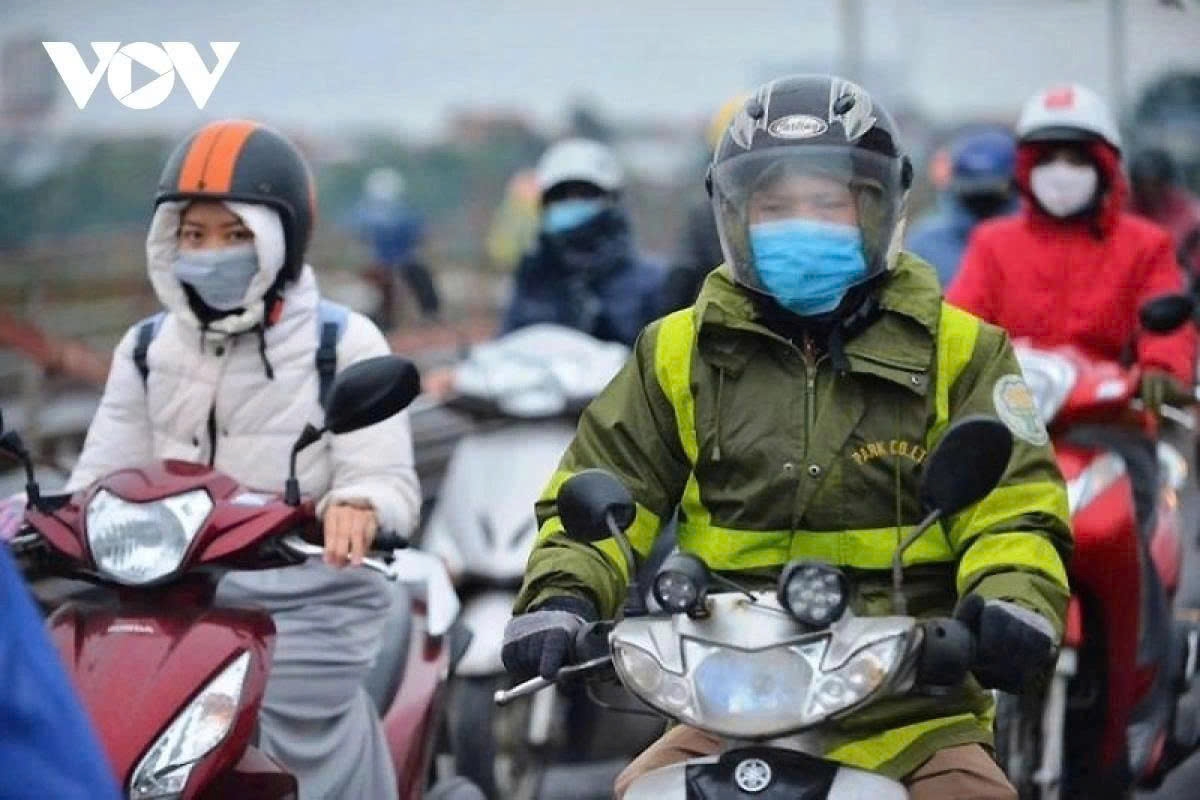 Trong mùa lạnh, để phòng ngừa bệnh, người dân cần giữ ấm khi ra ngoài, tránh để gió lạnh hoặc điều hòa thổi trực tiếp vào mặt (Ảnh minh họa)