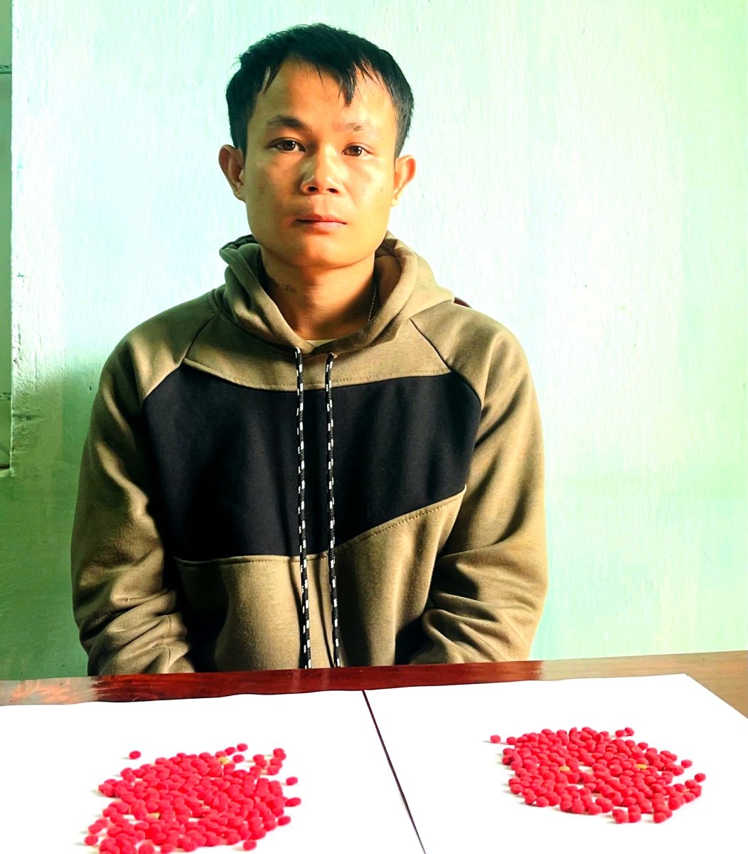 Đối tượng Lò Văn Thịnh cùng tang vật.