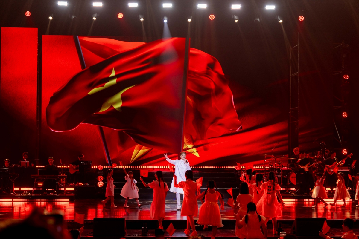 Hình ảnh sân khấu âm nhạc tôn vinh bản sắc văn hóa Việt qua ánh sáng, mỹ thuật và âm thanh.