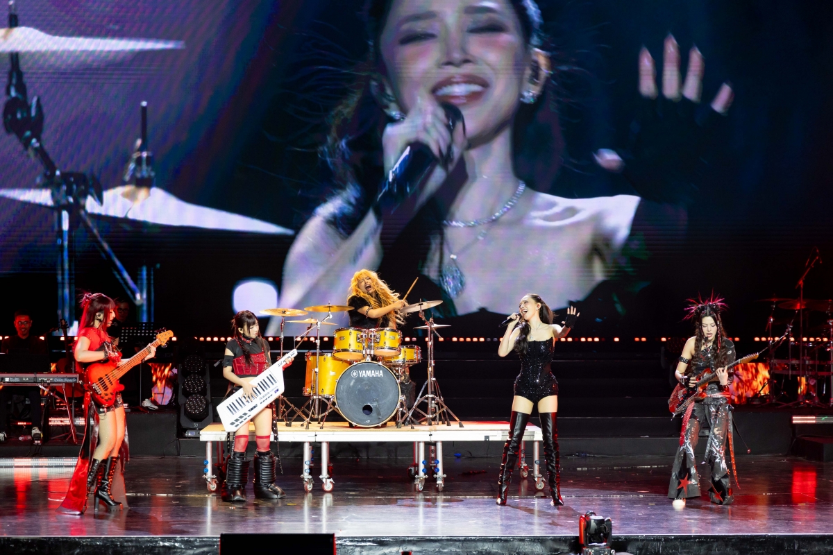 Toàn cảnh sân khấu lễ trao giải Làn Sóng Xanh 2025 với các màn hình trình diễn hiện đại.