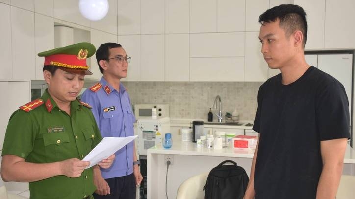 Đối tượng Huỳnh Đức Vân (áo đen).