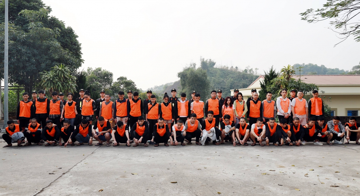 Toàn bộ các đối tượng đã được di lý về tỉnh Lào Cai để phục vụ công tác điều tra, xử lý (Ảnh: Tống Huệ)