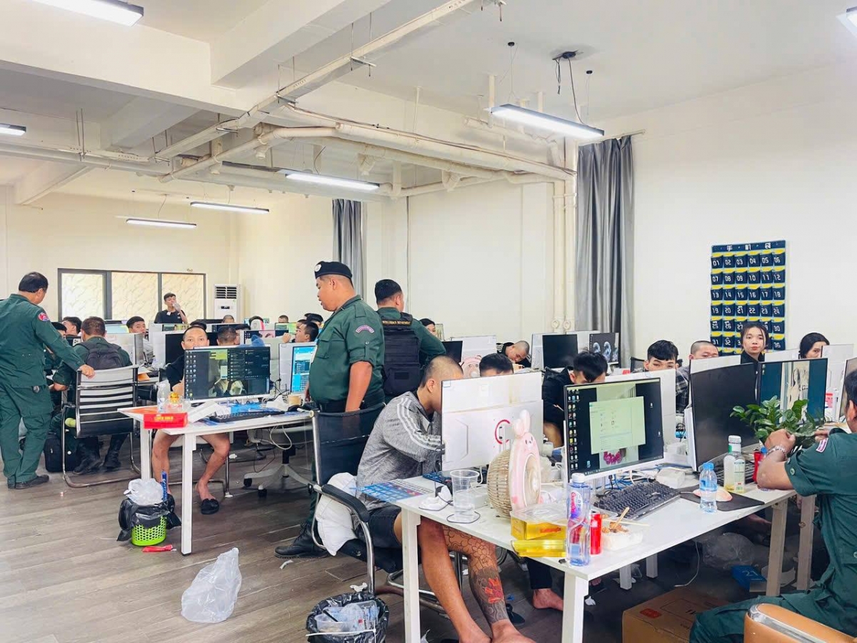 Lực lượng phối hợp giữa hai nước đột kích bắt giữ toàn bộ băng nhóm tội phạm gồm 47 đối tượng (Ảnh: Tống Huệ - ANTV Lào Cai)