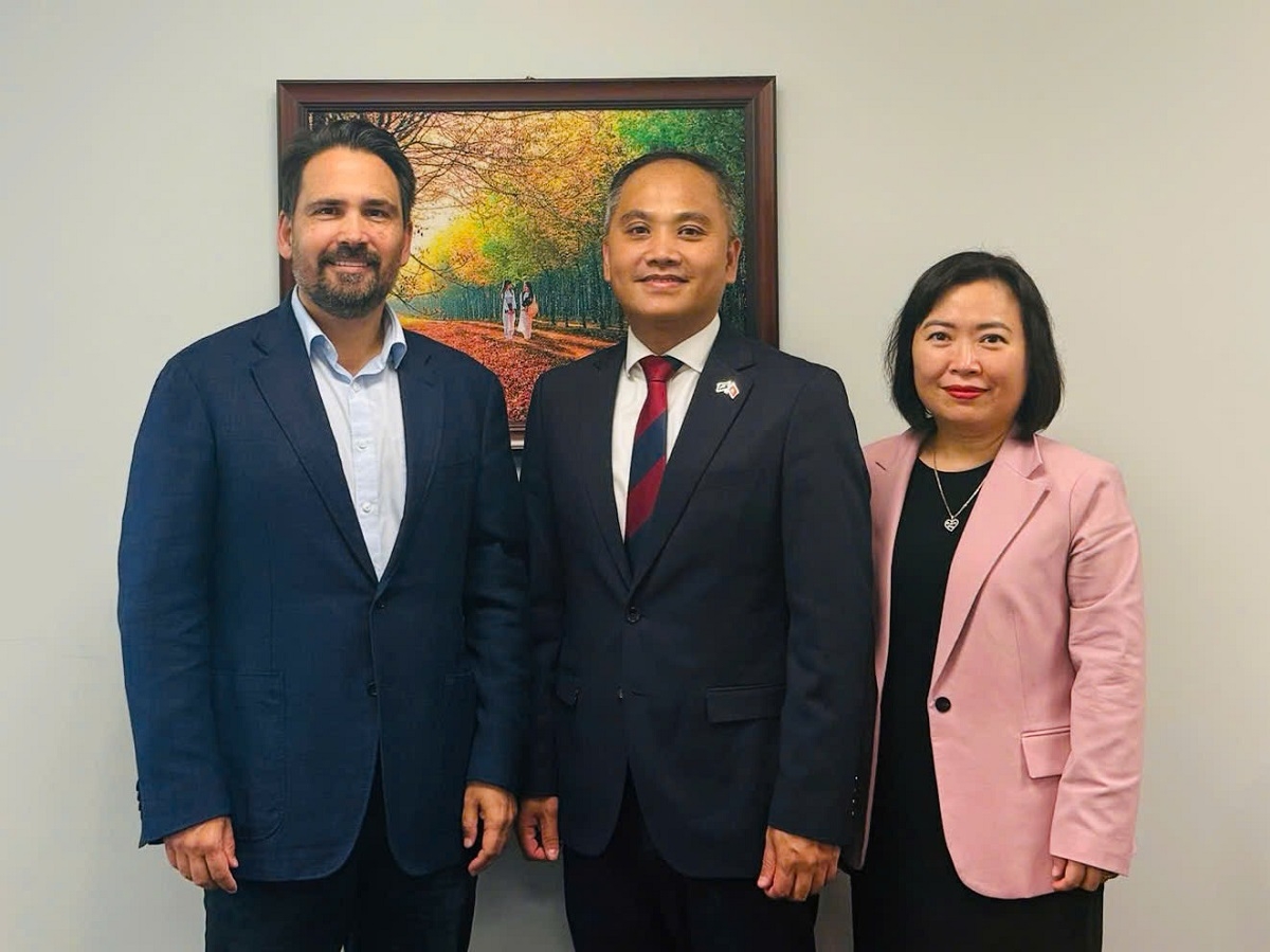 Luật sư Simon Bridges, Đại sứ Phan Minh Giang và đại diện Cơ quan Thương vụ Đại sứ quán Việt Nam tại New Zealand. Nguồn: ĐSQ Việt Nam tại New Zealand