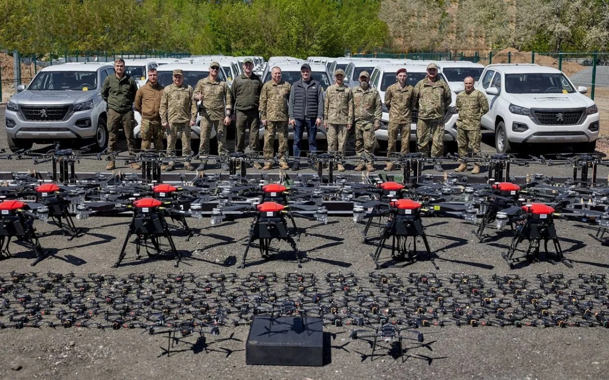 Bộ trưởng Chuyển đổi số Fedorov bên các thành viên lực lượng UAV của quân đội Ukraine. Ảnh: Telegram Fedorov.
