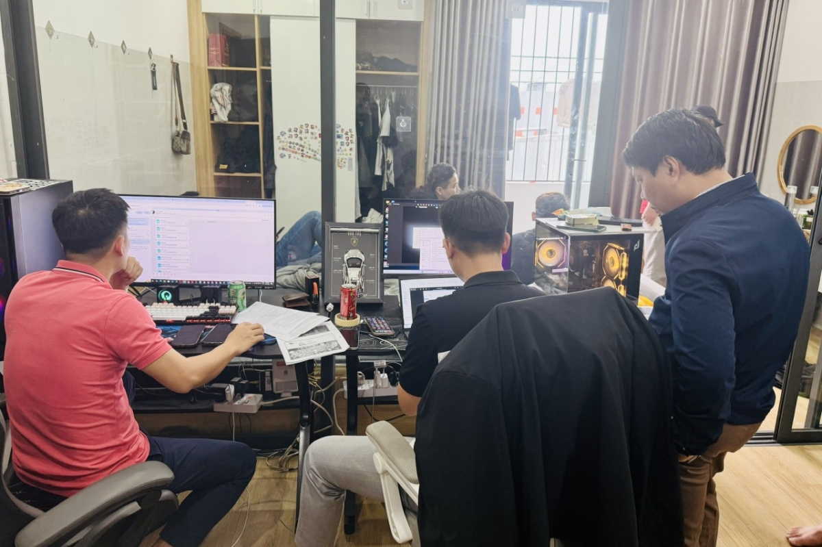 Lực lượng chức năng làm việc và kiểm tra dữ liệu điện tử liên quan hành vi đánh bạc bằng hình thức game online