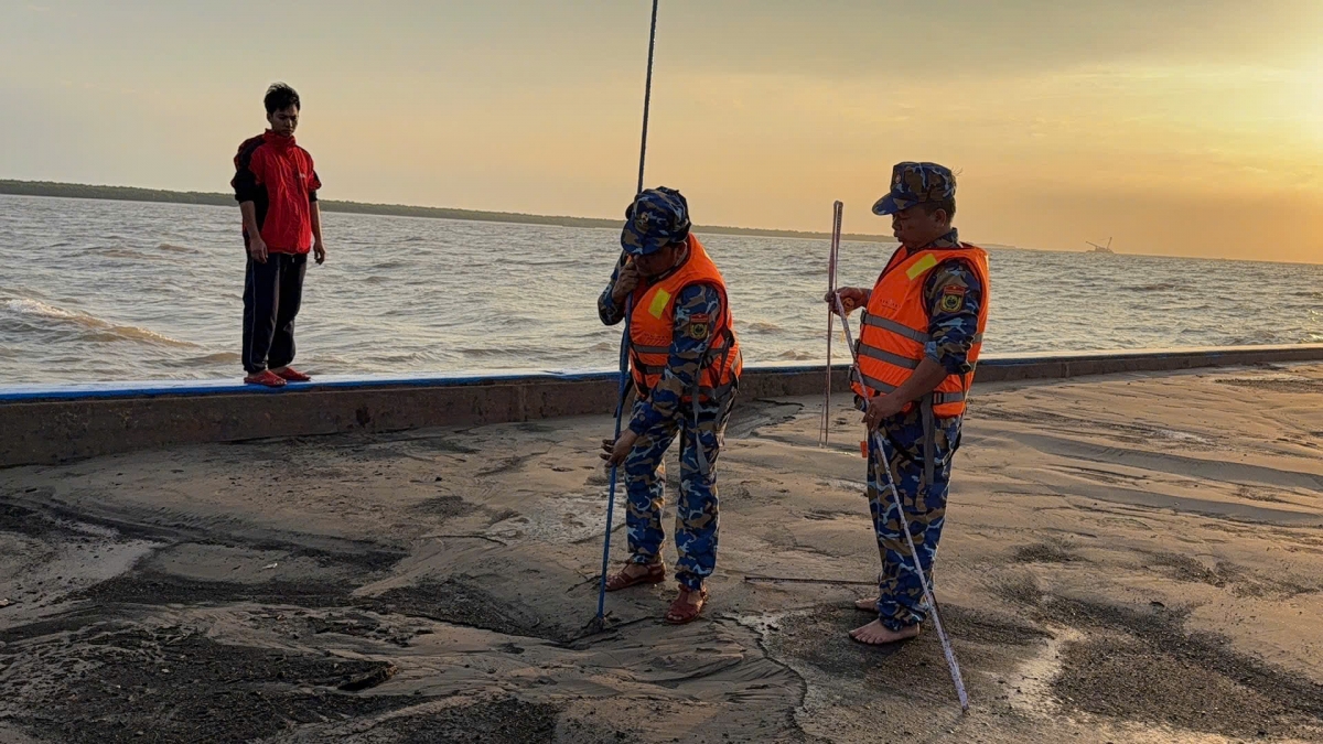 Lực lượng làm nhiệm vụ kiểm tra lượng cát bất hợp pháp trên các phương tiện.