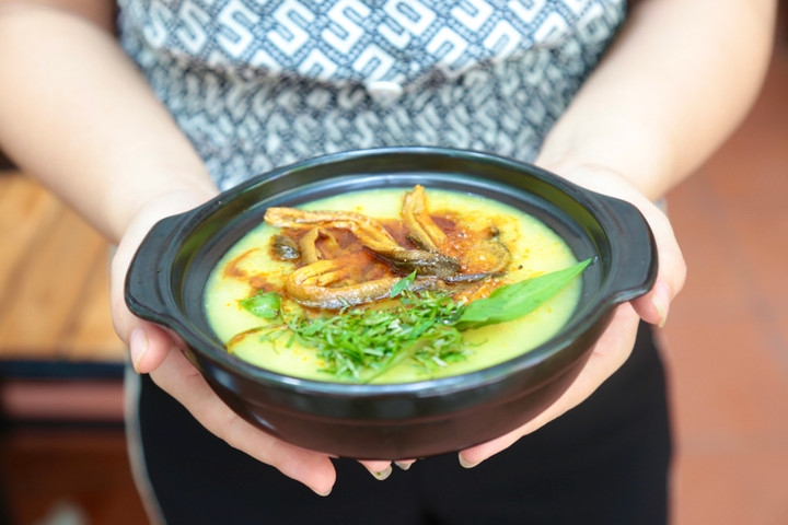 Cháo lươn Nghệ An được nấu từ gạo tẻ kết hợp với một lượng nhỏ gạo nếp và lươn đồng (Ảnh: Lươn O Quế)