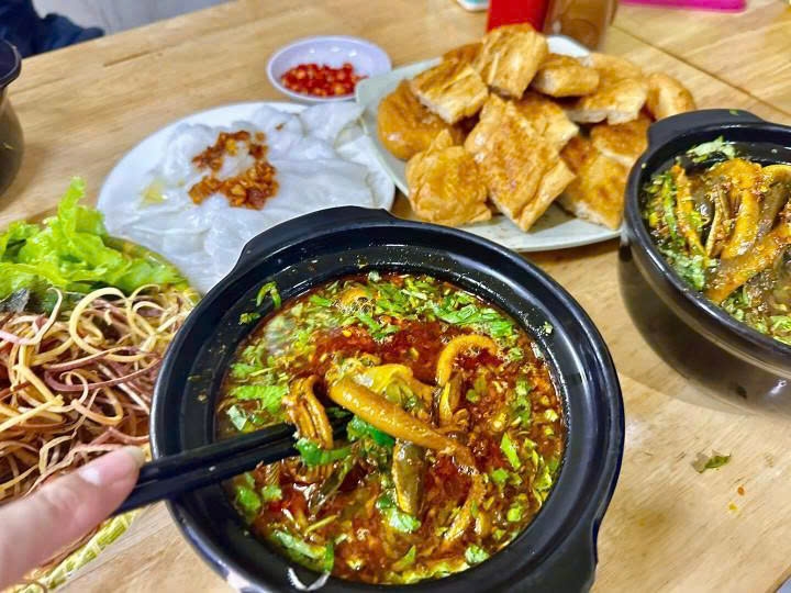 Súp lươn Nghệ An hấp dẫn bởi nước dùng trong, sánh nhẹ, đậm vị (Ảnh: Lươn O Quế)